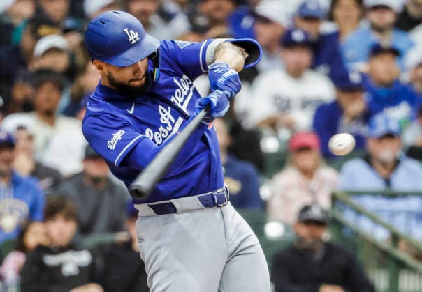 Los Angeles Dodgers center fielder Andy Pages hits an RBI double in the fourth inning of the MLB, Baseball Herren, USA game between the Los Angeles Dodgers and the Milwaukee Brewers at American Family Field in Milwaukee, Wisconsin on Saturday, May 23, 2026.  MIL20260523818 TANNENxMAURY
