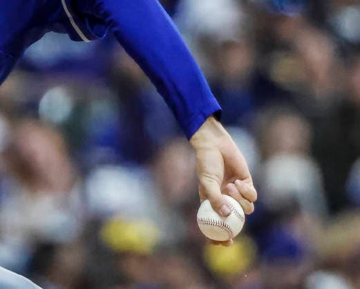 Los Angeles Dodgers starting pitcher Roki Sasaki grips the ball as he throws in the fifth inning of the MLB, Baseball Herren, USA game between the Los Angeles Dodgers and the Milwaukee Brewers at American Family Field in Milwaukee, Wisconsin on Saturday, May 23, 2026.  MIL20260523825 TANNENxMAURY
