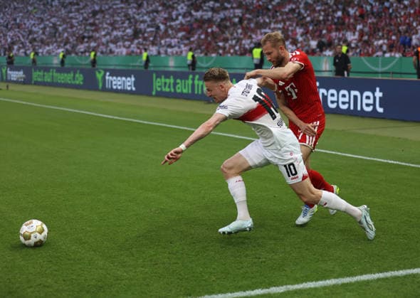 Fussball, Herren, DFB-Pokal Finale, Saison 2025 2026, FC Bayern München - VFB Stuttgart, Olympiastadion Berlin Chris Führich Fuehrich (VFB Stuttgart) (li.) mit Konrad Laimer (FC Bayern München) (re.) im Zweikampf um den Ball DFB, DFL regulations prohibit any use of photographs as image sequences and or quasi-video
