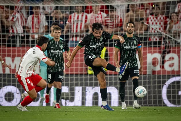 May 23, 2026, Spain: Victor Chust (Elche CF) controls the ball during a La Liga EA Sports match between Girona FC and Elche CF at Estadi Municipal de Montilivi. Final Score: Girona FC 1 - Elche CF 1. Spain - ZUMAs197 20260523_aaa_s197_379 Copyright: xFelipexMondinox
