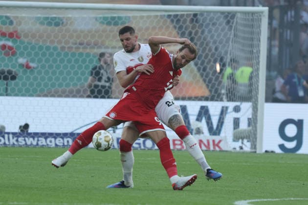 23.05.26 DFB-Pokal Finale 2026 FC Bayern München - VfB Stuttgart Deutschland, Berlin, 23.05.2026, Fussball, Saison 2025 2026, DFB-Pokal Finale 2026 Berlin, FC Bayern München - VfB Stuttgart: Jeff Chabot, links, VfB, Harry Kane, rdechts, Bayern.