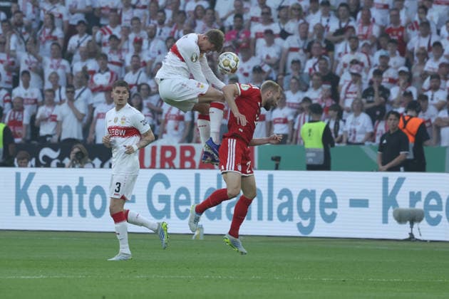 23.05.26 DFB-Pokal Finale 2026 FC Bayern München - VfB Stuttgart Deutschland, Berlin, 23.05.2026, Fussball, Saison 2025 2026, DFB-Pokal Finale 2026 Berlin, FC Bayern München - VfB Stuttgart: Nikolas Hendriks, links, VfB, Konrad laimer, Bayern, rechts.