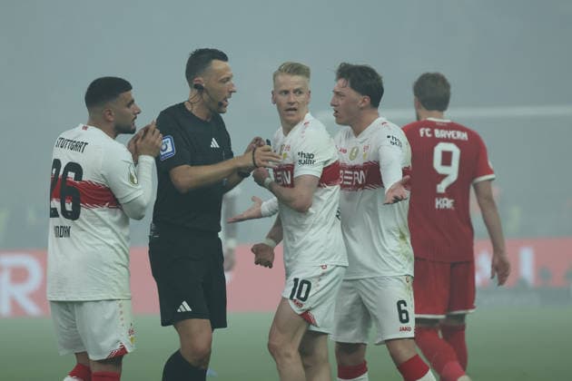 23.05.26 DFB-Pokal Finale 2026 FC Bayern München - VfB Stuttgart Deutschland, Berlin, 23.05.2026, Fussball, Saison 2025 2026, DFB-Pokal Finale 2026 Berlin, FC Bayern München - VfB Stuttgart: Schiri Jablonski diskutiert mit Deniz Undav, Chris Führich und Angelo Stiller, alle VfB.