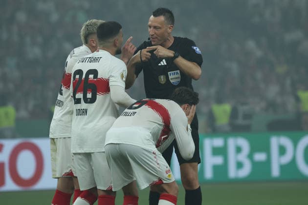 23.05.26 DFB-Pokal Finale 2026 FC Bayern München - VfB Stuttgart Deutschland, Berlin, 23.05.2026, Fussball, Saison 2025 2026, DFB-Pokal Finale 2026 Berlin, FC Bayern München - VfB Stuttgart: Schiri Jablonski diskutiert mit den VfB Spielern, Deniz Undav und Angelo Stiller.