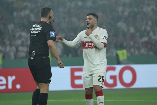 23.05.26 DFB-Pokal Finale 2026 FC Bayern München - VfB Stuttgart Deutschland, Berlin, 23.05.2026, Fussball, Saison 2025 2026, DFB-Pokal Finale 2026 Berlin, FC Bayern München - VfB Stuttgart: Deniz Undav, VfB, rechts, Schiri Jablonski links.