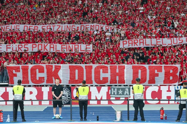 DFB Pokalfinale - FC Bayern München - VfB Stuttgart am 23.05.2026 im Olympiastadion in Berlin Die Fans des FC Bayern München Muenchen mit einem Protest Spruchband Banner Transparent - Fick dich DFB