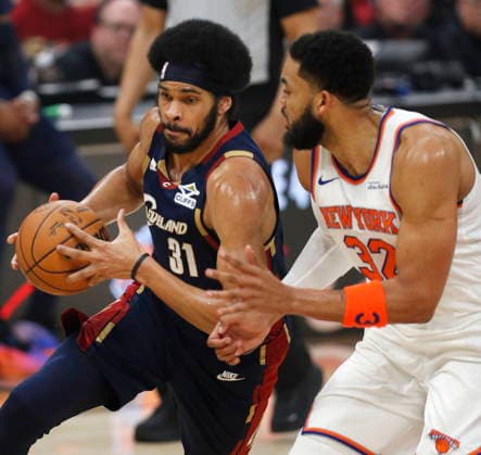 NBA, Basketball Herren, USA East Conference Finals Game 3 - New York Knicks at Cleveland Cavaliers New York Knicks center forward Karl-Anthony Towns (R) defends Cleveland Cavaliers center Jarrett Allen (L) during game 3 of the NBA East Conference Finals between the Cleveland Cavaliers and the New York Knicks in Cleveland, Ohio, USA, 23 May 2026. Cleveland United States  Copyright: xDAVIDxMAXWELLx