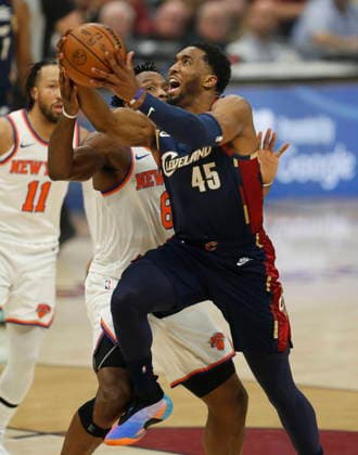 NBA, Basketball Herren, USA East Conference Finals Game 3 - New York Knicks at Cleveland Cavaliers Cleveland Cavaliers guard Donovan Mitchell (R) goes to the basket against New York Knicks forward guard OG Anunoby (L) of the United Kingdom (L) during game 3 of the NBA East Conference Finals between the Cleveland Cavaliers and the New York Knicks in Cleveland, Ohio, USA, 23 May 2026. Cleveland United States  Copyright: xDAVIDxMAXWELLx