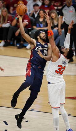 NBA, Basketball Herren, USA East Conference Finals Game 3 - New York Knicks at Cleveland Cavaliers Cleveland Cavaliers center Jarrett Allen (L) goes to the basket against New York Knicks center forward Karl-Anthony Towns (R) during game 3 of the NBA East Conference Finals between the Cleveland Cavaliers and the New York Knicks in Cleveland, Ohio, USA, 23 May 2026. Cleveland United States  Copyright: xDAVIDxMAXWELLx
