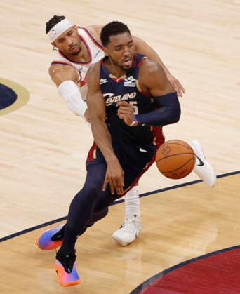 NBA, Basketball Herren, USA East Conference Finals Game 3 - New York Knicks at Cleveland Cavaliers New York Knicks guard Josh Hart (L) defends against Cleveland Cavaliers guard Donovan Mitchell (R) during game 3 of the NBA East Conference Finals between the Cleveland Cavaliers and the New York Knicks in Cleveland, Ohio, USA, 23 May 2026. Cleveland United States  Copyright: xDAVIDxMAXWELLx