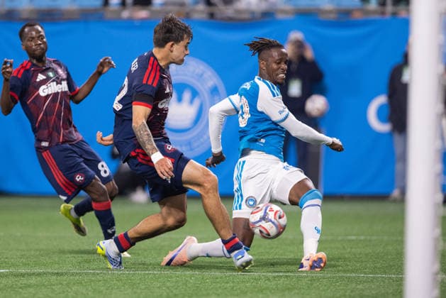 May 23, 2026: New England Revolution midfielder Ethan Kohler (22) blocks the pass from Charlotte FC forward Wilfried Zaha (10) during the first half of the Major League Soccer match up at Bank of America Stadium in Charlotte, NC. ( CSM) MLS, Fussball Herren, USA 2026: New England At Charlotte FC May 23  - ZUMAc04_ 20260523_zma_c04_063 Copyright: xScottxKinserx