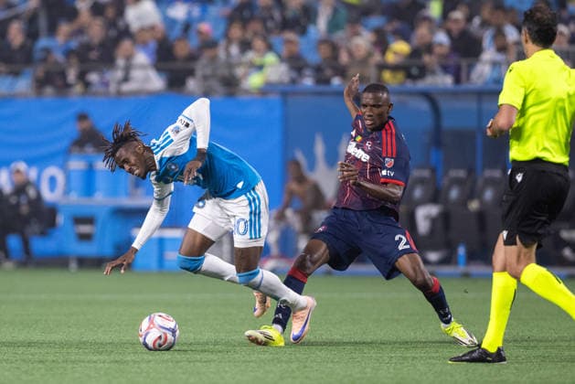 MLS, Fussball Herren, USA 2026: New England At Charlotte FC May 23 May 23, 2026: Charlotte FC forward Wilfried Zaha (10) gets tripped by New England Revolution defender Mamadou Fofana (2) during the second half of the Major League Soccer match up at Bank of America Stadium in Charlotte, NC. (Scott Kinser CSM) (Credit Image: Â Scott Kinser Cal Media) Charlotte Nc United States EDITORIAL USE ONLY Copyright: xx ZUMA-20260523_zma_c04_089.jpg ScottxKinserx csmphotothree491502