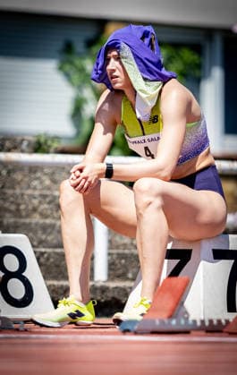B&S Kurpfalz Gala; Weinheim, 23.05.2026 Schützt sich vor der Hitze: Marlene Meier (GER TSV Bayer 04 Leverkusen) kurz vor ihrem Start im 100m-Hürden der Frauen; B&S Kurpfalz Gala am 23.05.2026 im Sepp-Herberger-Stadion in Weinheim (Baden-Württemberg). Copyright: xBEAUTIFULxSPORTS R.xSchmittx