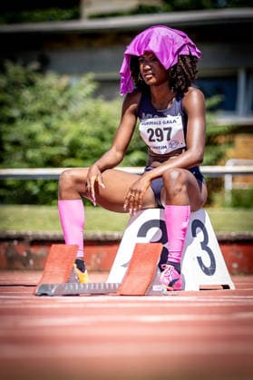B&S Kurpfalz Gala; Weinheim, 23.05.2026 Daryl Ndasi (GER Munich Athletics) schützt sich vor der Hitze kurz vor ihrem 100m-Hürdenrennen; B&S Kurpfalz Gala am 23.05.2026 im Sepp-Herberger-Stadion in Weinheim (Baden-Württemberg). Copyright: xBEAUTIFULxSPORTS R.xSchmittx