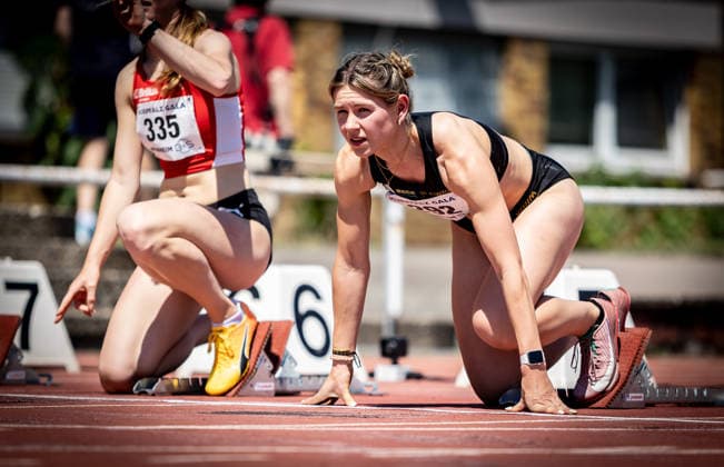 B&S Kurpfalz Gala; Weinheim, 23.05.2026 Fokussiert: Nike Praetzel (GER LG Stadtwerke München) bei der Startvorbereitung vor ihrem 100m-Hürdenrennen bei den Frauen; B&S Kurpfalz Gala am 23.05.2026 im Sepp-Herberger-Stadion in Weinheim (Baden-Württemberg). Copyright: xBEAUTIFULxSPORTS R.xSchmittx