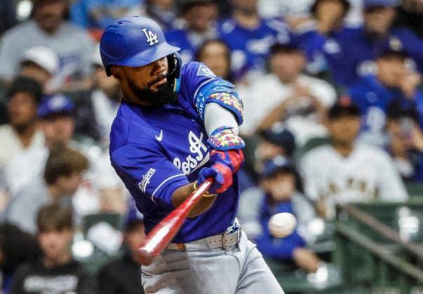 Los Angeles Dodgers left fielder Teoscar Hernandez hits a two RBI single in the ninth inning of the MLB, Baseball Herren, USA game between the Los Angeles Dodgers and the Milwaukee Brewers at American Family Field in Milwaukee, Wisconsin on Saturday, May 23, 2026. The Dodgers defeated the Brewers 11-3.  MIL20260523838 TANNENxMAURY