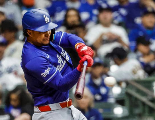 Los Angeles Dodgers third baseman Santiago Espinal hits an RBi single in the ninth inning of the MLB, Baseball Herren, USA game between the Los Angeles Dodgers and the Milwaukee Brewers at American Family Field in Milwaukee, Wisconsin on Saturday, May 23, 2026. The Dodgers defeated the Brewers 11-3.  MIL20260523839 TANNENxMAURY