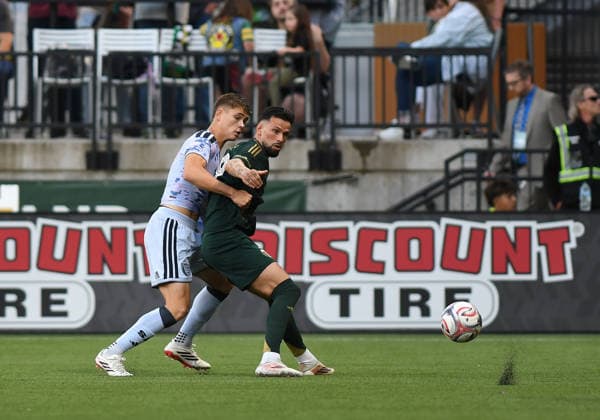 PORTLAND, OR - MAY 23: Portland Timbers forward Kristoffer Velde (99) controls the ball against San Jose Earthquakes defender Reid Roberts (18) during a MLS, Fussball Herren, USA match between the Portland Timbers and San Jose Earthquakes on May 23, 2026 at Providence Park in Portland, Oregon. (Photo by Brian Murphy Icon Sportswire) SOCCER: MAY 23 MLS Portland Timbers vs San Jose Earthquakes EDITORIAL USE ONLY Icon2605231150