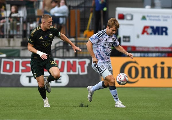 PORTLAND, OR - MAY 23: San Jose Earthquakes midfielder Jack Skahan (16) controls the ball against Portland Timbers defender Finn Surman (20) during a MLS, Fussball Herren, USA match between the Portland Timbers and San Jose Earthquakes on May 23, 2026 at Providence Park in Portland, Oregon. (Photo by Brian Murphy Icon Sportswire) SOCCER: MAY 23 MLS Portland Timbers vs San Jose Earthquakes EDITORIAL USE ONLY Icon2605231176