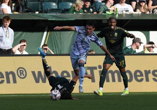 PORTLAND, OR - MAY 23: San Jose Earthquakes midfielder Nick Fernandez (20) controls the ball against Portland Timbers midfielder Cole Bassett (17) and Portland Timbers defender Jimer Fory (27) during a MLS, Fussball Herren, USA match between the Portland Timbers and San Jose Earthquakes on May 23, 2026 at Providence Park in Portland, Oregon. (Photo by Brian Murphy Icon Sportswire) SOCCER: MAY 23 MLS Portland Timbers vs San Jose Earthquakes EDITORIAL USE ONLY Icon2605231196