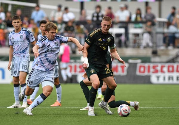 PORTLAND, OR - MAY 23: Portland Timbers defender Finn Surman (20) controls the ball against San Jose Earthquakes midfielder Jack Skahan (16) during a MLS, Fussball Herren, USA match between the Portland Timbers and San Jose Earthquakes on May 23, 2026 at Providence Park in Portland, Oregon. (Photo by Brian Murphy Icon Sportswire) SOCCER: MAY 23 MLS Portland Timbers vs San Jose Earthquakes EDITORIAL USE ONLY Icon2605231535