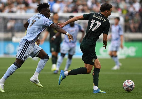 PORTLAND, OR - MAY 23: Portland Timbers midfielder Cole Bassett (17) controls the ball against San Jose Earthquakes forward Ousseni Bouda (7) during a MLS, Fussball Herren, USA match between the Portland Timbers and San Jose Earthquakes on May 23, 2026 at Providence Park in Portland, Oregon. (Photo by Brian Murphy Icon Sportswire) SOCCER: MAY 23 MLS Portland Timbers vs San Jose Earthquakes EDITORIAL USE ONLY Icon2605231553