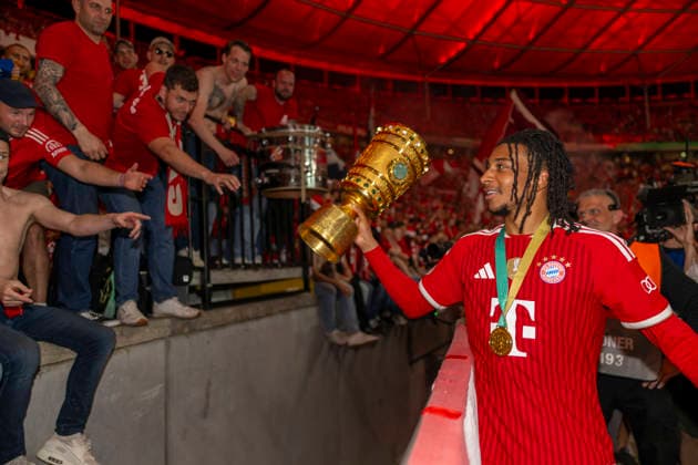 23.05.2026, Fussball DFB-Pokal 2025 2026, Finale, FC Bayern München - VfB Stuttgart, im Olympiastadion Berlin. FC Bayern feiert nach dem Sieg gegen Stuttgart bei ihren Fans den Pokalsieg. Michael Olise (FC Bayern München) mit dem Pokal bei den Fans.