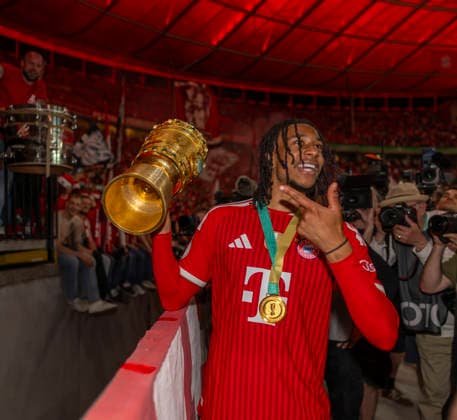 23.05.2026, Fussball DFB-Pokal 2025 2026, Finale, FC Bayern München - VfB Stuttgart, im Olympiastadion Berlin. FC Bayern feiert nach dem Sieg gegen Stuttgart bei ihren Fans den Pokalsieg. Michael Olise (FC Bayern München) mit dem Pokal bei den Fans.