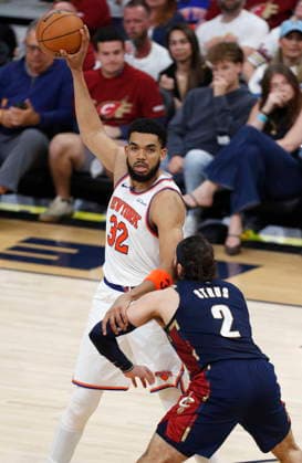 NBA, Basketball Herren, USA East Conference Finals Game 3 - New York Knicks at Cleveland Cavaliers New York Knicks center forward Karl-Anthony Towns (L) works against Cleveland Cavaliers guard forward Max Strus (R) during game 3 of the NBA East Conference Finals between the Cleveland Cavaliers and the New York Knicks in Cleveland, Ohio, USA, 23 May 2026. Cleveland United States  Copyright: xDAVIDxMAXWELLx