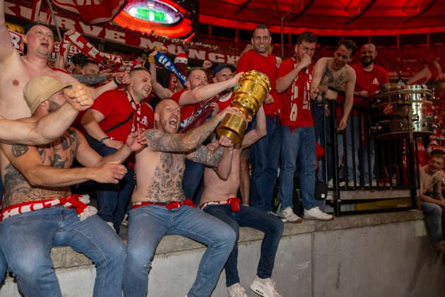 23.05.2026, Fussball DFB-Pokal 2025 2026, Finale, FC Bayern München - VfB Stuttgart, im Olympiastadion Berlin. FC Bayern feiert nach dem Sieg gegen Stuttgart bei ihren Fans den Pokalsieg. Fans mit dem pokal