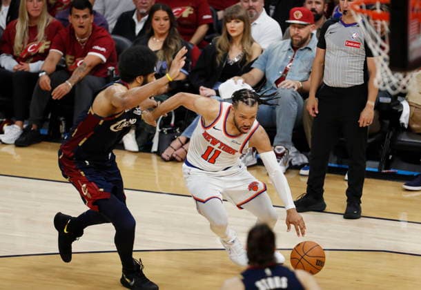 NBA, Basketball Herren, USA East Conference Finals Game 3 - New York Knicks at Cleveland Cavaliers Cleveland Cavaliers center Jarrett Allen (L) and Cleveland Cavaliers guard forward Max Strus (R) defend New York Knicks guard Jalen Brunson as Travis Kelce and Taylor Swift (back) look on during game 3 of the NBA East Conference Finals between the Cleveland Cavaliers and the New York Knicks in Cleveland, Ohio, USA, 23 May 2026. Cleveland United States  Copyright: xDAVIDxMAXWELLx