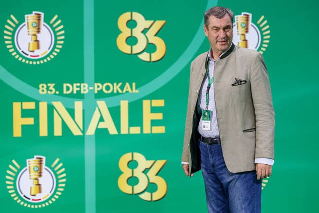 23.05.2026, Fußball, 83. DFB-Pokal Finale,, FC Bayern München - VfB Stuttgart, Olympioastadion Berlin, Saison 2025 2026: Markus Söder Ministerpräsident von Bayern (CSU) beim walk über den Grünen Teppich vor dem Spiel Promis VIP DFB regulations prohibit any use of photographs as image sequences and or quasi-video. Berlin Deutschland
