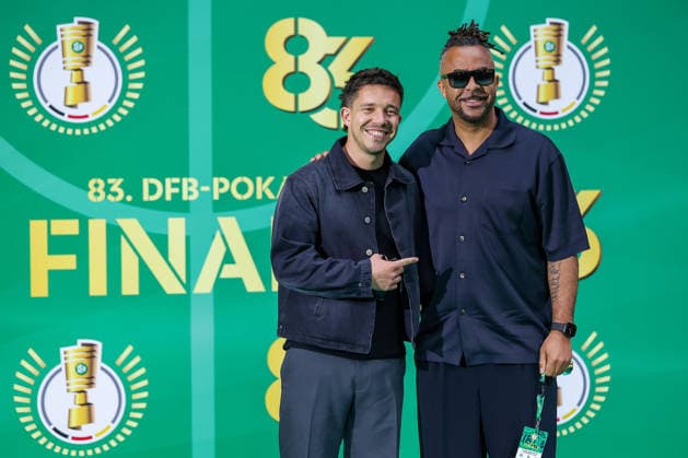 23.05.2026, Fußball, 83. DFB-Pokal Finale, FC Bayern München - VfB Stuttgart, Olympioastadion Berlin, Saison 2025 2026: Nico Santos und Patrick Owomoyela beim walk über den Grünen Teppich vor dem Spiel DFB regulations prohibit any use of photographs as image sequences and or quasi-video. Berlin Deutschland