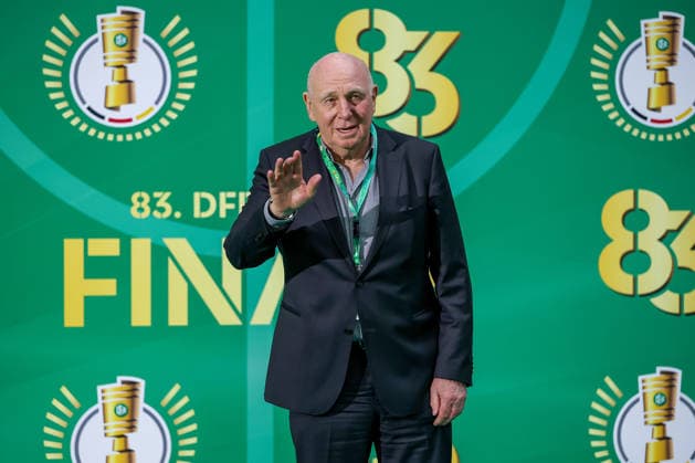 23.05.2026, Fußball, 83. DFB-Pokal Finale, FC Bayern München - VfB Stuttgart, Olympioastadion Berlin, Saison 2025 2026: Dieter Hoeneß beim walk über den Grünen Teppich vor dem Spiel DFB regulations prohibit any use of photographs as image sequences and or quasi-video. Berlin Deutschland