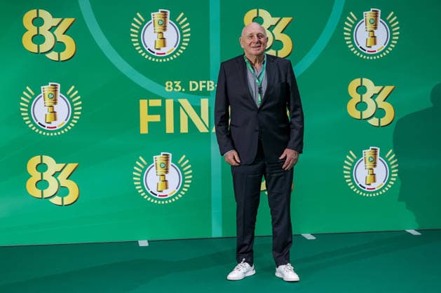23.05.2026, Fußball, 83. DFB-Pokal Finale, FC Bayern München - VfB Stuttgart, Olympioastadion Berlin, Saison 2025 2026: Dieter Hoeneß beim walk über den Grünen Teppich vor dem Spiel DFB regulations prohibit any use of photographs as image sequences and or quasi-video. Berlin Deutschland