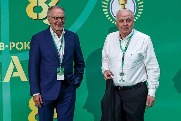 23.05.2026, Fußball, 83. DFB-Pokal Finale, FC Bayern München - VfB Stuttgart, Olympioastadion Berlin, Saison 2025 2026: Aufsichtsratsmitglied Karl-Heinz Rummenigge (FC Bayern Muenchen) und Aufsichtsratsmitglied und Ehrenpraesident Uli Hoeness (FC Bayern Muenchen) beim walk über den Grünen Teppich vor dem Spiel DFB regulations prohibit any use of photographs as image sequences and or quasi-video. Berlin Deutschland