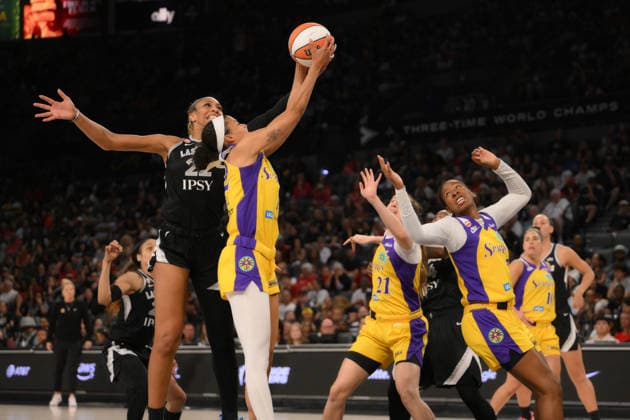 May 23, 2026, Las Vegas, Nevada, USA: Las Vegas Aces A JA WILSON (22) (L) fights for the ball in a matchup against the Los Angeles Sparks. Wilson finished the game with a double-double of 24 points and 15 rebounds at Michelob ULTRA Arena in Las Vegas. WNBA, Basketball Damen, USA 2026: Los Angeles Sparks 101:95 Las Vegas Aces  - ZUMAo117 20260523_zsp_o117_007 Copyright: xMikaelxOnax