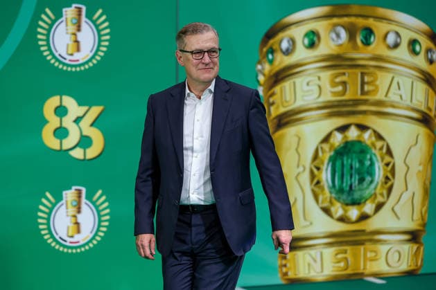 23.05.2026, Fußball, 83. DFB-Pokal Finale, FC Bayern München - VfB Stuttgart, Olympioastadion Berlin, Saison 2025 2026: Vorstandsvorsitzender Bayern Jan-Christian DREESEN beim walk über den Grünen Teppich vor dem Spiel DFB regulations prohibit any use of photographs as image sequences and or quasi-video. Berlin Deutschland