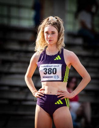 B&S Kurpfalz Gala; Weinheim, 23.05.2026 Vorfreude: Maja Schorr (GER SV GO! Saar 05) kurz vor dem Start ihres 400m-Rennens bei den Frauen; B&S Kurpfalz Gala am 23.05.2026 im Sepp-Herberger-Stadion in Weinheim (Baden-Württemberg). Copyright: xBEAUTIFULxSPORTS R.xSchmittx