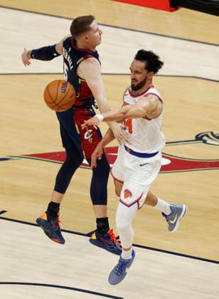 NBA, Basketball Herren, USA East Conference Finals Game 3 - New York Knicks at Cleveland Cavaliers New York Knicks guard Landry Shamet (R) passes the ball as Cleveland Cavaliers guard Sam Merrill (L) defends during game 3 of the NBA East Conference Finals between the Cleveland Cavaliers and the New York Knicks in Cleveland, Ohio, USA, 23 May 2026. Cleveland United States  Copyright: xDAVIDxMAXWELLx