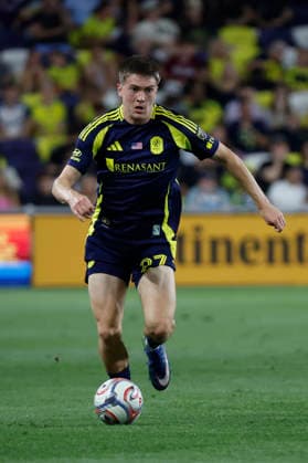 NASHVILLE, TN - MAY 23: Nashville SC defender Reed Baker-Whiting (27) dribbles down the field during a match between Nashville SC and New York City Football Club, May 23, 2026, at GEODIS Park in Nashville, Tennessee. (Photo by Matthew Maxey Icon Sportswire) SOCCER: MAY 23 MLS, Fussball Herren, USA Nashville SC vs New York City FC EDITORIAL USE ONLY Icon26052313
