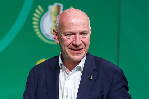 23.05.2026, Fußball, 83. DFB-Pokal Finale, FC Bayern München - VfB Stuttgart, Olympioastadion Berlin, Saison 2025 2026: Bürgermeister Oberbürgermeister Kai Wegner beim walk über den Grünen Teppich vor dem Spiel DFB regulations prohibit any use of photographs as image sequences and or quasi-video. Berlin Deutschland