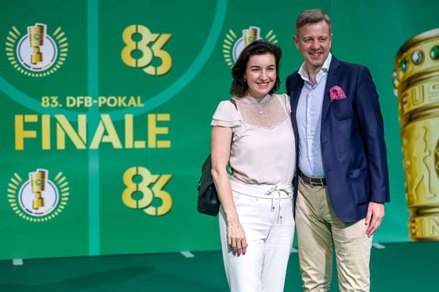 23.05.2026, Fußball, 83. DFB-Pokal Finale, FC Bayern München - VfB Stuttgart, Olympioastadion Berlin, Saison 2025 2026: Dorothee Bär Ministerin Politikerin Bundesministerin für Forschung, Technologie und Raumfahrt beim walk über den Grünen Teppich mit Begleitung vor dem Spiel DFB regulations prohibit any use of photographs as image sequences and or quasi-video. Berlin Deutschland