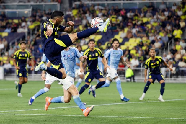 NASHVILLE, TN - MAY 23: Nashville SC forward Cristian Espinoza (7) leaps to control a pass during a match between Nashville SC and New York City Football Club, May 23, 2026, at GEODIS Park in Nashville, Tennessee. (Photo by Matthew Maxey Icon Sportswire) SOCCER: MAY 23 MLS, Fussball Herren, USA Nashville SC vs New York City FC EDITORIAL USE ONLY Icon26052327
