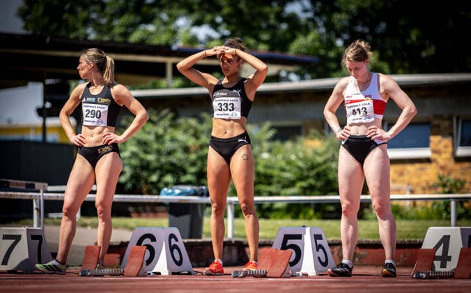 B&S Kurpfalz Gala; Weinheim, 23.05.2026 Fokussiert: Viola John (GER LG Brillux Münster) kurz vor dem Start des 100m-Vorlaufs der Frauen. Im Bild ebenfalls zu sehen sind Amelie-Sophie Lederer (GER LG Stadtwerke München) und Lisa Nippgen (GER VfB Stuttgart 1893); B&S Kurpfalz Gala am 23.05.2026 im Sepp-Herberger-Stadion in Weinheim (Baden-Württemberg). Copyright: xBEAUTIFULxSPORTS R.xSchmittx