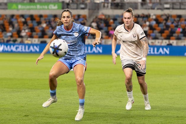 May 23, 2026, Houston, Texas, USA: Houston Dash forward KAT RADER (22) fights for the ball against Angel City midfielder MAIARA NIEHUES (12) during the second half of an NWSL match between Angel City FC and the Houston Dash on May 23, 2026, at Shell Energy Stadium in Houston, Texas. Houston USA - ZUMAg287 20260523_zsp_g287_059 Copyright: xMatthewxGuzmanx