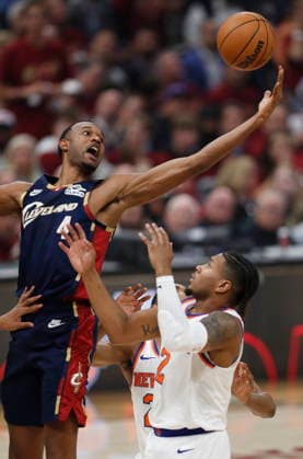 NBA, Basketball Herren, USA East Conference Finals Game 3 - New York Knicks at Cleveland Cavaliers Cleveland Cavaliers center Evan Mobley (L) grabs a rebound against New York Knicks guard Miles McBride (R) during game 3 of the NBA East Conference Finals between the Cleveland Cavaliers and the New York Knicks in Cleveland, Ohio, USA, 23 May 2026. Cleveland United States  Copyright: xDAVIDxMAXWELLx
