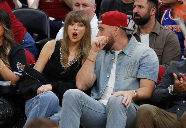 NBA, Basketball Herren, USA East Conference Finals Game 3 - New York Knicks at Cleveland Cavaliers Travis Kelce (R) and Taylor Swift (L) in attendance during game 3 of the NBA East Conference Finals between the Cleveland Cavaliers and the New York Knicks in Cleveland, Ohio, USA, 23 May 2026. Cleveland United States  Copyright: xDAVIDxMAXWELLx