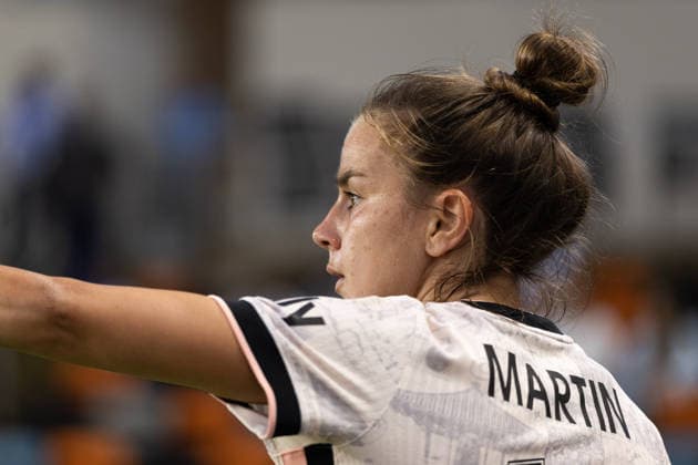 May 23, 2026, Houston, Texas, USA: Angel City midfielder NEALY MARTIN (14) lines up a throw in during the first half of an NWSL match between Angel City FC and the Houston Dash on May 23, 2026, at Shell Energy Stadium in Houston, Texas. Houston USA - ZUMAg287 20260523_zsp_g287_037 Copyright: xMatthewxGuzmanx