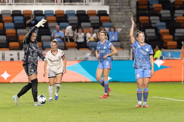 May 23, 2026, Houston, Texas, USA: Houston Dash defender PAIGE NIELSEN (14) signals an out by Angel City during the first half of an NWSL match between Angel City FC and the Houston Dash on May 23, 2026, at Shell Energy Stadium in Houston, Texas. Houston USA - ZUMAg287 20260523_zsp_g287_029 Copyright: xMatthewxGuzmanx